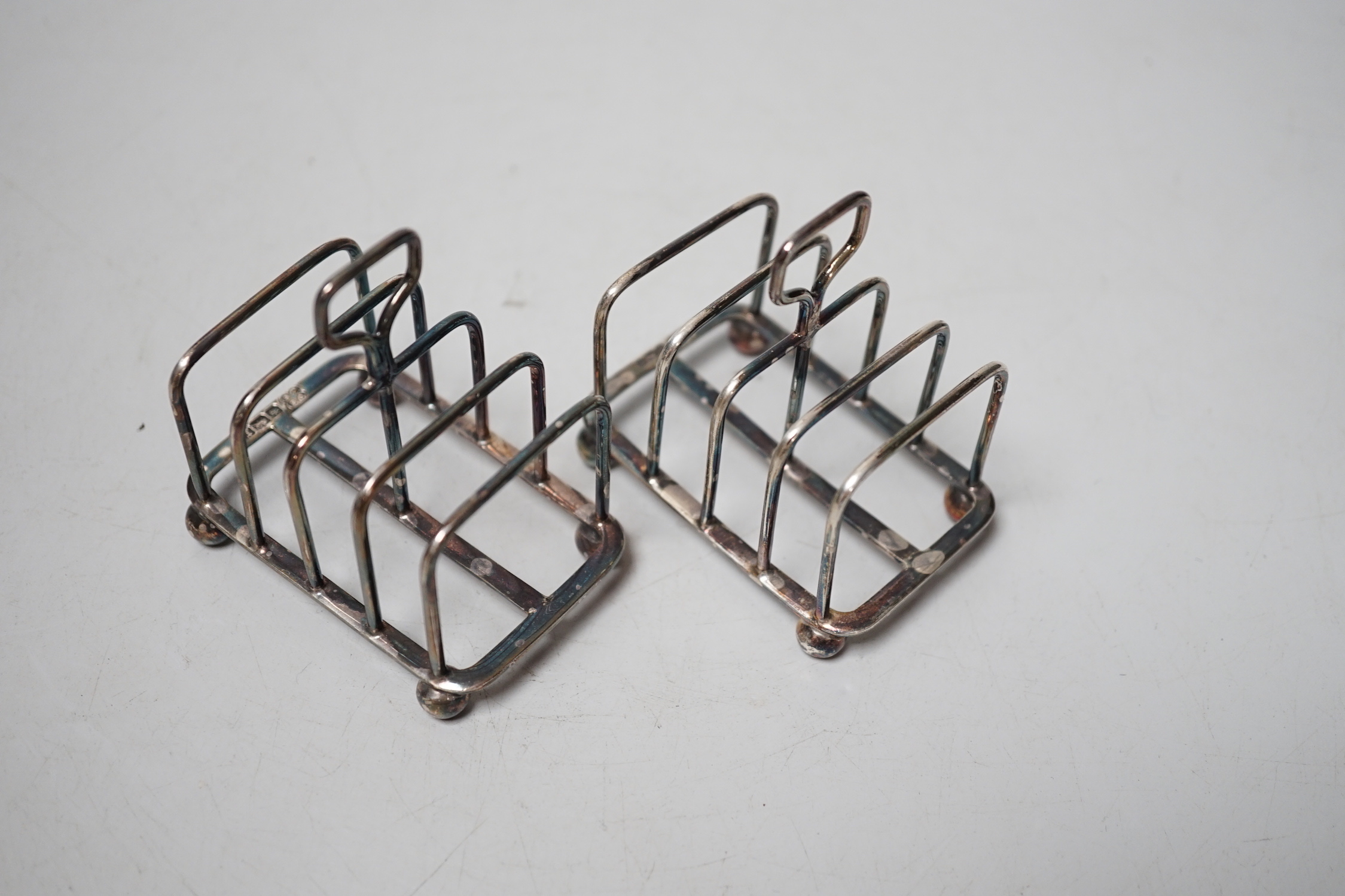 A pair of Edwardian small five bar silver toast racks, George Edwards & Sons, Sheffield, 1909, 68mm.